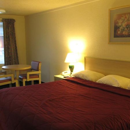Austin Town Inn Austintown 외부 사진