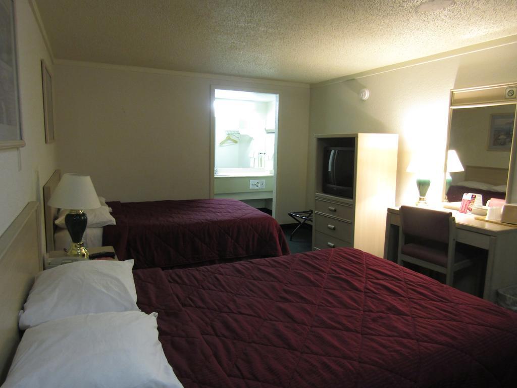 Austin Town Inn Austintown 외부 사진